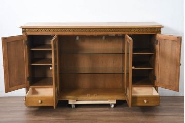 中古　美品　カリモク家具(karimoku)　可愛い脚と陶板がアクセントのアンティーク調カントリーキャビネット(サイドボード、サイドキャビネット、収納棚、戸棚)(R-082615)