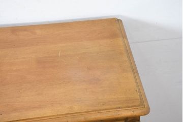 中古　美品　カリモク家具(karimoku)　可愛い脚と陶板がアクセントのアンティーク調カントリーキャビネット(サイドボード、サイドキャビネット、収納棚、戸棚)(R-082615)