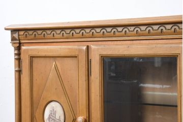 中古　美品　カリモク家具(karimoku)　可愛い脚と陶板がアクセントのアンティーク調カントリーキャビネット(サイドボード、サイドキャビネット、収納棚、戸棚)(R-082615)