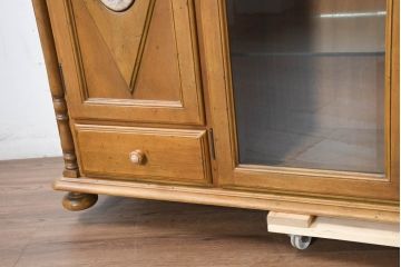中古　美品　カリモク家具(karimoku)　可愛い脚と陶板がアクセントのアンティーク調カントリーキャビネット(サイドボード、サイドキャビネット、収納棚、戸棚)(R-082615)