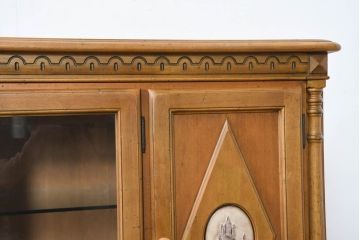 中古　美品　カリモク家具(karimoku)　可愛い脚と陶板がアクセントのアンティーク調カントリーキャビネット(サイドボード、サイドキャビネット、収納棚、戸棚)(R-082615)