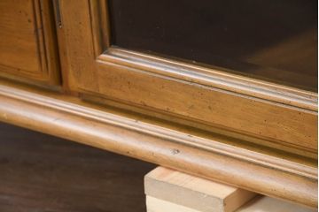 中古　美品　カリモク家具(karimoku)　可愛い脚と陶板がアクセントのアンティーク調カントリーキャビネット(サイドボード、サイドキャビネット、収納棚、戸棚)(R-082615)