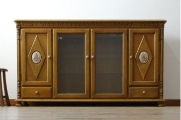 中古　美品　カリモク家具(karimoku)　可愛い脚と陶板がアクセントのアンティーク調カントリーキャビネット(サイドボード、サイドキャビネット、収納棚、戸棚)(R-082615)