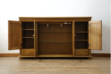 中古　美品　カリモク家具(karimoku)　可愛い脚と陶板がアクセントのアンティーク調カントリーキャビネット(サイドボード、サイドキャビネット、収納棚、戸棚)(R-082615)