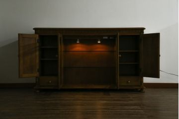 中古　美品　カリモク家具(karimoku)　可愛い脚と陶板がアクセントのアンティーク調カントリーキャビネット(サイドボード、サイドキャビネット、収納棚、戸棚)(R-082615)