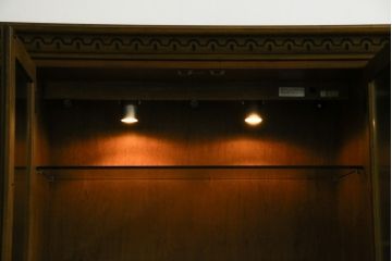 中古　美品　カリモク家具(karimoku)　可愛い脚と陶板がアクセントのアンティーク調カントリーキャビネット(サイドボード、サイドキャビネット、収納棚、戸棚)(R-082615)