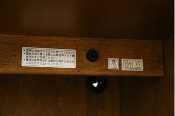 中古　美品　カリモク家具(karimoku)　可愛い脚と陶板がアクセントのアンティーク調カントリーキャビネット(サイドボード、サイドキャビネット、収納棚、戸棚)(R-082615)