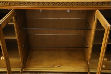 中古　美品　カリモク家具(karimoku)　可愛い脚と陶板がアクセントのアンティーク調カントリーキャビネット(サイドボード、サイドキャビネット、収納棚、戸棚)(R-082615)