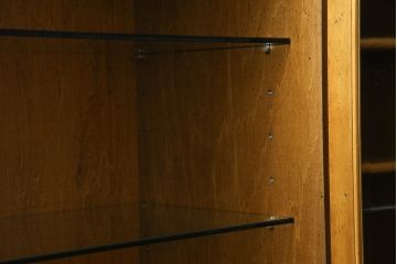 中古　美品　カリモク家具(karimoku)　可愛い脚と陶板がアクセントのアンティーク調カントリーキャビネット(サイドボード、サイドキャビネット、収納棚、戸棚)(R-082615)