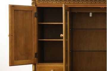 中古　美品　カリモク家具(karimoku)　可愛い脚と陶板がアクセントのアンティーク調カントリーキャビネット(サイドボード、サイドキャビネット、収納棚、戸棚)(R-082615)