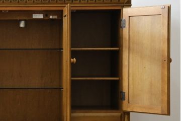 中古　美品　カリモク家具(karimoku)　可愛い脚と陶板がアクセントのアンティーク調カントリーキャビネット(サイドボード、サイドキャビネット、収納棚、戸棚)(R-082615)