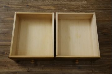 中古　美品　カリモク家具(karimoku)　可愛い脚と陶板がアクセントのアンティーク調カントリーキャビネット(サイドボード、サイドキャビネット、収納棚、戸棚)(R-082615)