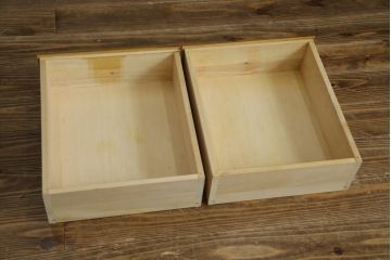 中古　美品　カリモク家具(karimoku)　可愛い脚と陶板がアクセントのアンティーク調カントリーキャビネット(サイドボード、サイドキャビネット、収納棚、戸棚)(R-082615)