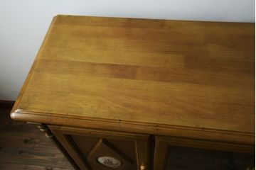 中古　美品　カリモク家具(karimoku)　可愛い脚と陶板がアクセントのアンティーク調カントリーキャビネット(サイドボード、サイドキャビネット、収納棚、戸棚)(R-082615)