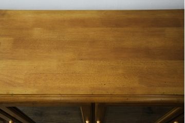 中古　美品　カリモク家具(karimoku)　可愛い脚と陶板がアクセントのアンティーク調カントリーキャビネット(サイドボード、サイドキャビネット、収納棚、戸棚)(R-082615)