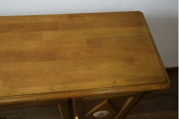 中古　美品　カリモク家具(karimoku)　可愛い脚と陶板がアクセントのアンティーク調カントリーキャビネット(サイドボード、サイドキャビネット、収納棚、戸棚)(R-082615)