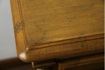 中古　美品　カリモク家具(karimoku)　可愛い脚と陶板がアクセントのアンティーク調カントリーキャビネット(サイドボード、サイドキャビネット、収納棚、戸棚)(R-082615)