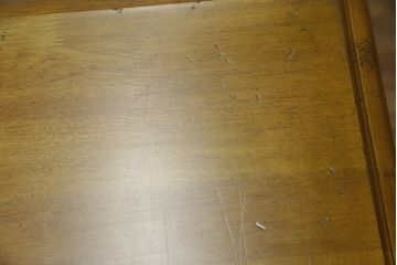 中古　美品　カリモク家具(karimoku)　可愛い脚と陶板がアクセントのアンティーク調カントリーキャビネット(サイドボード、サイドキャビネット、収納棚、戸棚)(R-082615)