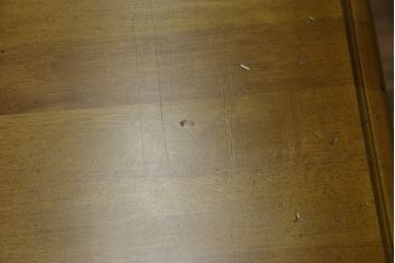 中古　美品　カリモク家具(karimoku)　可愛い脚と陶板がアクセントのアンティーク調カントリーキャビネット(サイドボード、サイドキャビネット、収納棚、戸棚)(R-082615)