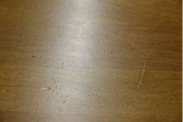 中古　美品　カリモク家具(karimoku)　可愛い脚と陶板がアクセントのアンティーク調カントリーキャビネット(サイドボード、サイドキャビネット、収納棚、戸棚)(R-082615)