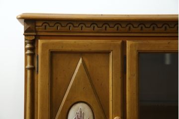 中古　美品　カリモク家具(karimoku)　可愛い脚と陶板がアクセントのアンティーク調カントリーキャビネット(サイドボード、サイドキャビネット、収納棚、戸棚)(R-082615)