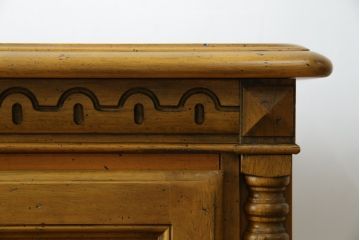 中古　美品　カリモク家具(karimoku)　可愛い脚と陶板がアクセントのアンティーク調カントリーキャビネット(サイドボード、サイドキャビネット、収納棚、戸棚)(R-082615)