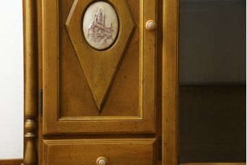 中古　美品　カリモク家具(karimoku)　可愛い脚と陶板がアクセントのアンティーク調カントリーキャビネット(サイドボード、サイドキャビネット、収納棚、戸棚)(R-082615)