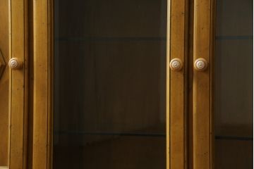 中古　美品　カリモク家具(karimoku)　可愛い脚と陶板がアクセントのアンティーク調カントリーキャビネット(サイドボード、サイドキャビネット、収納棚、戸棚)(R-082615)