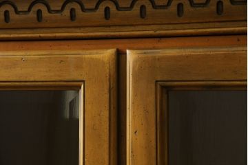 中古　美品　カリモク家具(karimoku)　可愛い脚と陶板がアクセントのアンティーク調カントリーキャビネット(サイドボード、サイドキャビネット、収納棚、戸棚)(R-082615)