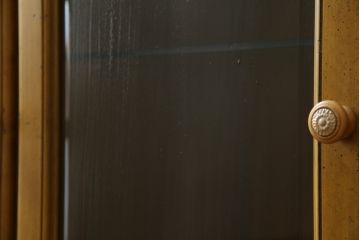 中古　美品　カリモク家具(karimoku)　可愛い脚と陶板がアクセントのアンティーク調カントリーキャビネット(サイドボード、サイドキャビネット、収納棚、戸棚)(R-082615)
