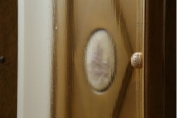 中古　美品　カリモク家具(karimoku)　可愛い脚と陶板がアクセントのアンティーク調カントリーキャビネット(サイドボード、サイドキャビネット、収納棚、戸棚)(R-082615)