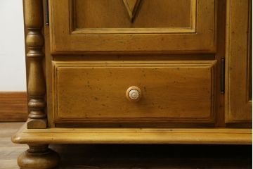 中古　美品　カリモク家具(karimoku)　可愛い脚と陶板がアクセントのアンティーク調カントリーキャビネット(サイドボード、サイドキャビネット、収納棚、戸棚)(R-082615)