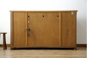 中古　美品　カリモク家具(karimoku)　可愛い脚と陶板がアクセントのアンティーク調カントリーキャビネット(サイドボード、サイドキャビネット、収納棚、戸棚)(R-082615)