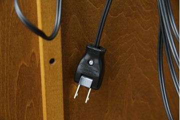 中古　美品　カリモク家具(karimoku)　可愛い脚と陶板がアクセントのアンティーク調カントリーキャビネット(サイドボード、サイドキャビネット、収納棚、戸棚)(R-082615)