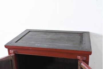 アジアンビンテージ　中国古典様式　丸金具装飾と美しい彫刻の朱色キャビネット(収納棚、戸棚、店舗什器、ヴィンテージ)(R-082616)