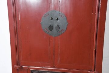 アジアンビンテージ　中国古典様式　丸金具装飾と美しい彫刻の朱色キャビネット(収納棚、戸棚、店舗什器、ヴィンテージ)(R-082616)