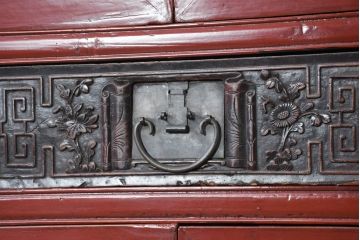 アジアンビンテージ　中国古典様式　丸金具装飾と美しい彫刻の朱色キャビネット(収納棚、戸棚、店舗什器、ヴィンテージ)(R-082616)