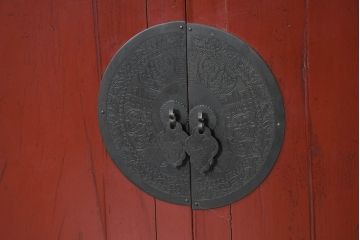 アジアンビンテージ　中国古典様式　丸金具装飾と美しい彫刻の朱色キャビネット(収納棚、戸棚、店舗什器、ヴィンテージ)(R-082616)