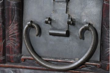 アジアンビンテージ　中国古典様式　丸金具装飾と美しい彫刻の朱色キャビネット(収納棚、戸棚、店舗什器、ヴィンテージ)(R-082616)