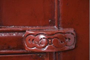 アジアンビンテージ　中国古典様式　丸金具装飾と美しい彫刻の朱色キャビネット(収納棚、戸棚、店舗什器、ヴィンテージ)(R-082616)
