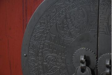 アジアンビンテージ　中国古典様式　丸金具装飾と美しい彫刻の朱色キャビネット(収納棚、戸棚、店舗什器、ヴィンテージ)(R-082616)