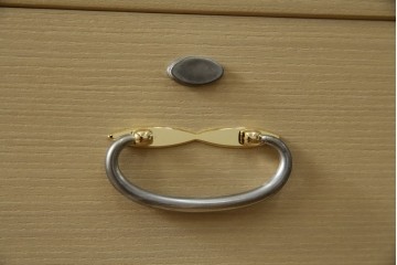 中古　美品　衣装盆付き　桑材のアクセントが美しい気品漂う桐箪笥　定価約170万円　(R-082619)