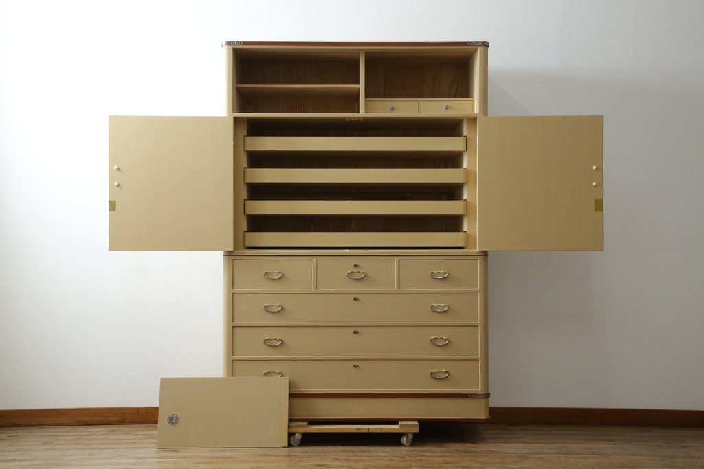 中古　美品　衣装盆付き　桑材のアクセントが美しい気品漂う桐箪笥　定価約170万円　(R-082619)