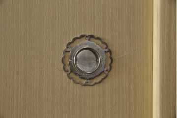 中古　美品　衣装盆付き　桑材のアクセントが美しい気品漂う桐箪笥　定価約170万円　(R-082619)