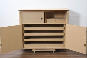 中古　美品　衣装盆付き　桑材のアクセントが美しい気品漂う桐箪笥・上段(桐たんす、衣装箪笥、収納箪笥、着物箪笥、和タンス、サイドボード、サイドキャビネット)(R-082620)