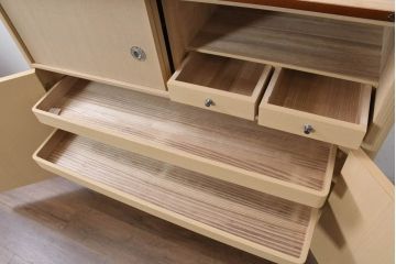 中古　美品　衣装盆付き　桑材のアクセントが美しい気品漂う桐箪笥・上段(桐たんす、衣装箪笥、収納箪笥、着物箪笥、和タンス、サイドボード、サイドキャビネット)(R-082620)