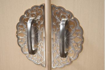 中古　美品　衣装盆付き　桑材のアクセントが美しい気品漂う桐箪笥・上段(桐たんす、衣装箪笥、収納箪笥、着物箪笥、和タンス、サイドボード、サイドキャビネット)(R-082620)