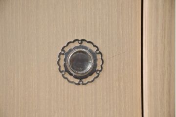 中古　美品　衣装盆付き　桑材のアクセントが美しい気品漂う桐箪笥・上段(桐たんす、衣装箪笥、収納箪笥、着物箪笥、和タンス、サイドボード、サイドキャビネット)(R-082620)