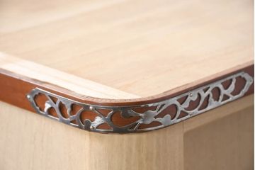 中古　美品　衣装盆付き　桑材のアクセントが美しい気品漂う桐箪笥・上段(桐たんす、衣装箪笥、収納箪笥、着物箪笥、和タンス、サイドボード、サイドキャビネット)(R-082620)