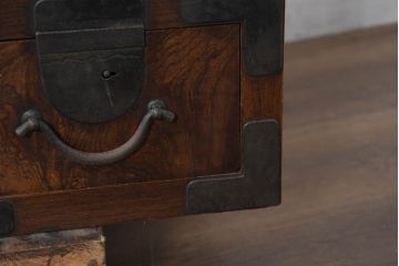 和製アンティーク　三方欅(ケヤキ)材　素晴らしい杢目の帳場箪笥サイドボード(収納棚、戸棚、時代箪笥、和タンス、収納箪笥、ローボード、テレビ台、テレビボード、サイドボード)(R-082623)